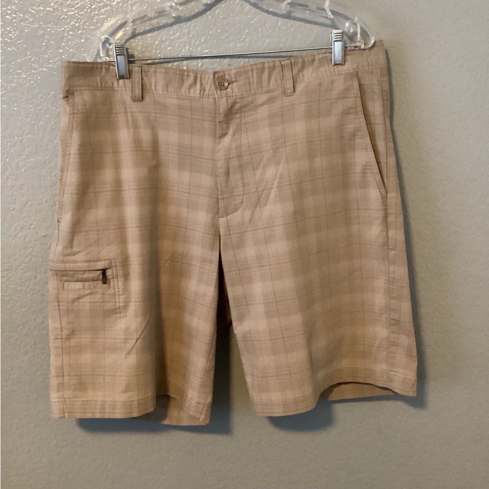 Greg Norman Men's Tan Plaid Cargo Shorts